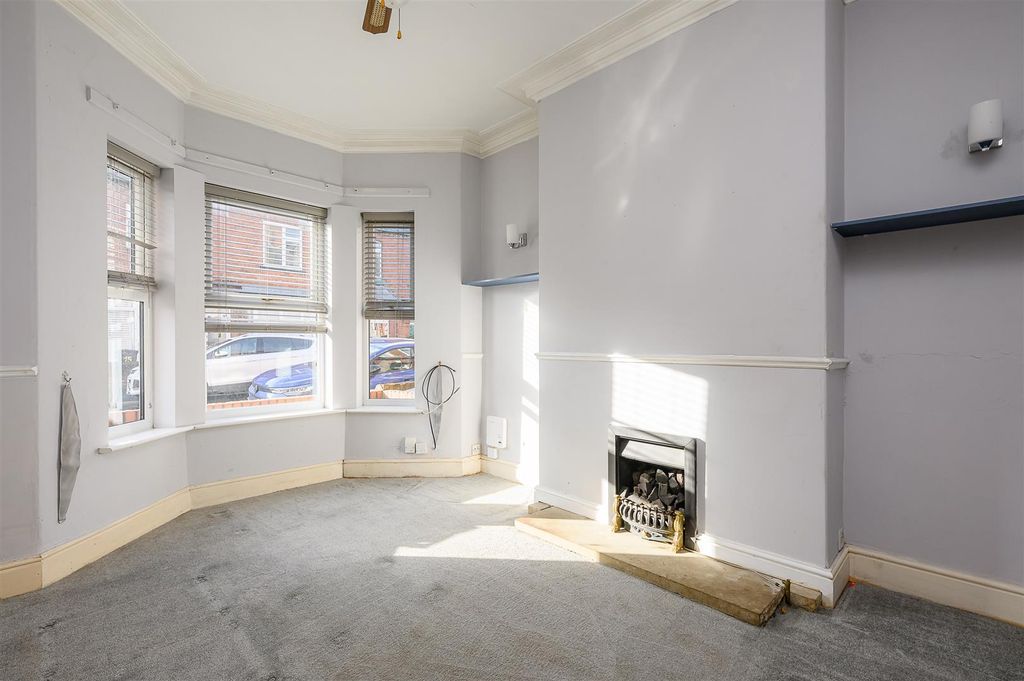 Property photo 2 of 13 Lounge