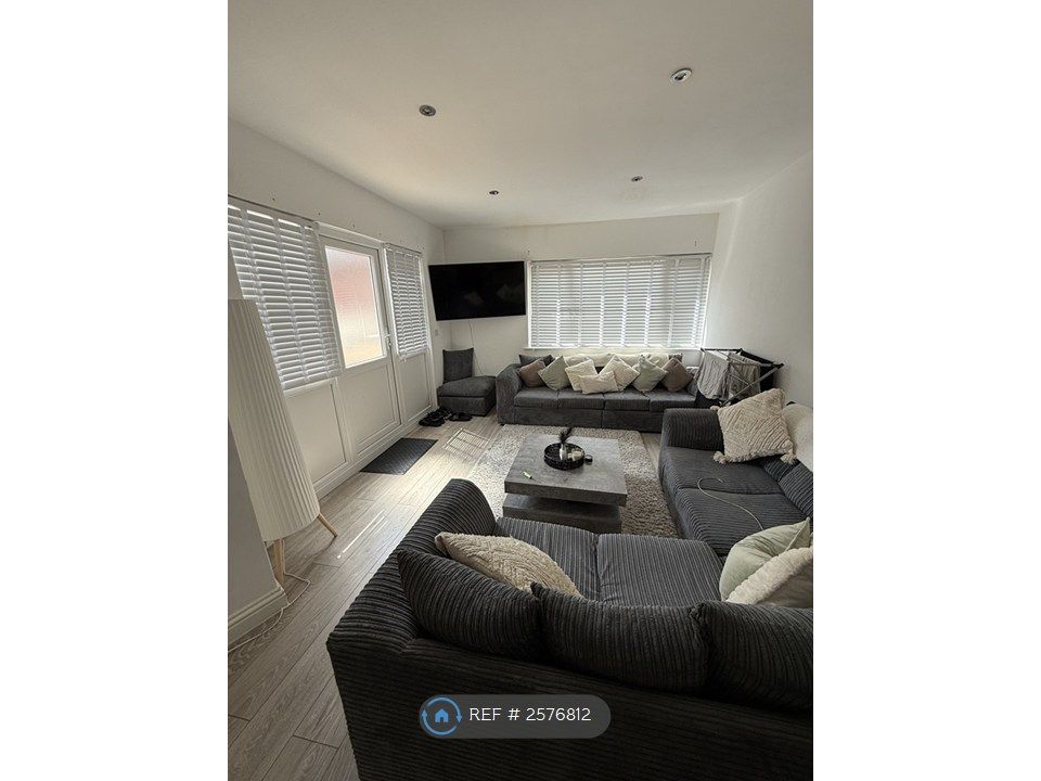 Property photo 1 of 9 Large Living Space