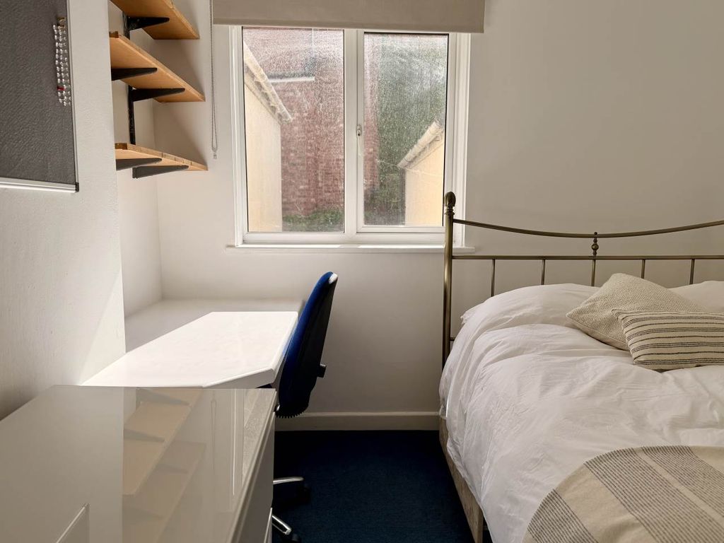 Property photo 3 of 12 Room 3