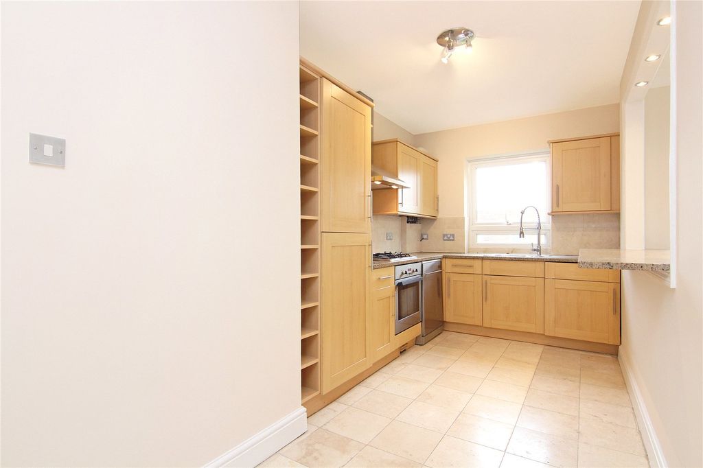Property photo 3 of 10 Kitchen