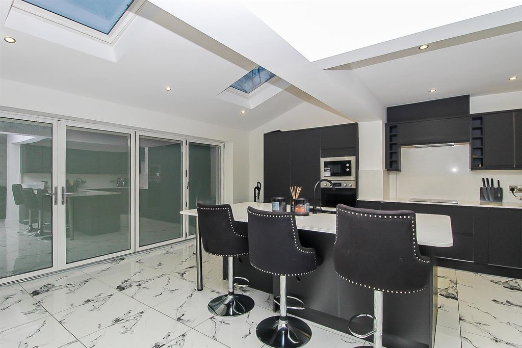 Property photo 3 of 10 Kitchen Diner