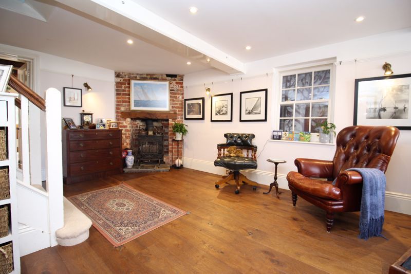 Property photo 3 of 35 Entrance Hall