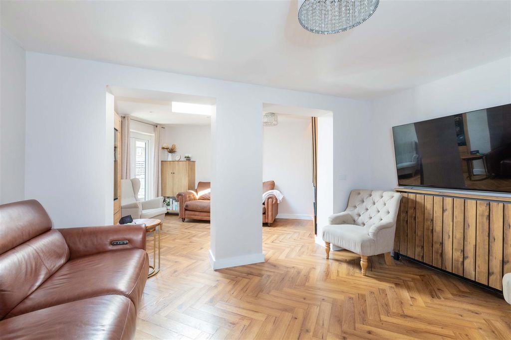 Property photo 2 of 23 3 Ashmount Crescent-12.Jpg
