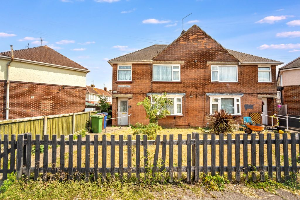 Property photo 1 of 16 11 South Avenue, Sittingbourne, Kent, Me10 4Sr