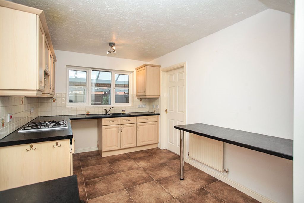 Property photo 3 of 10 Kitchen