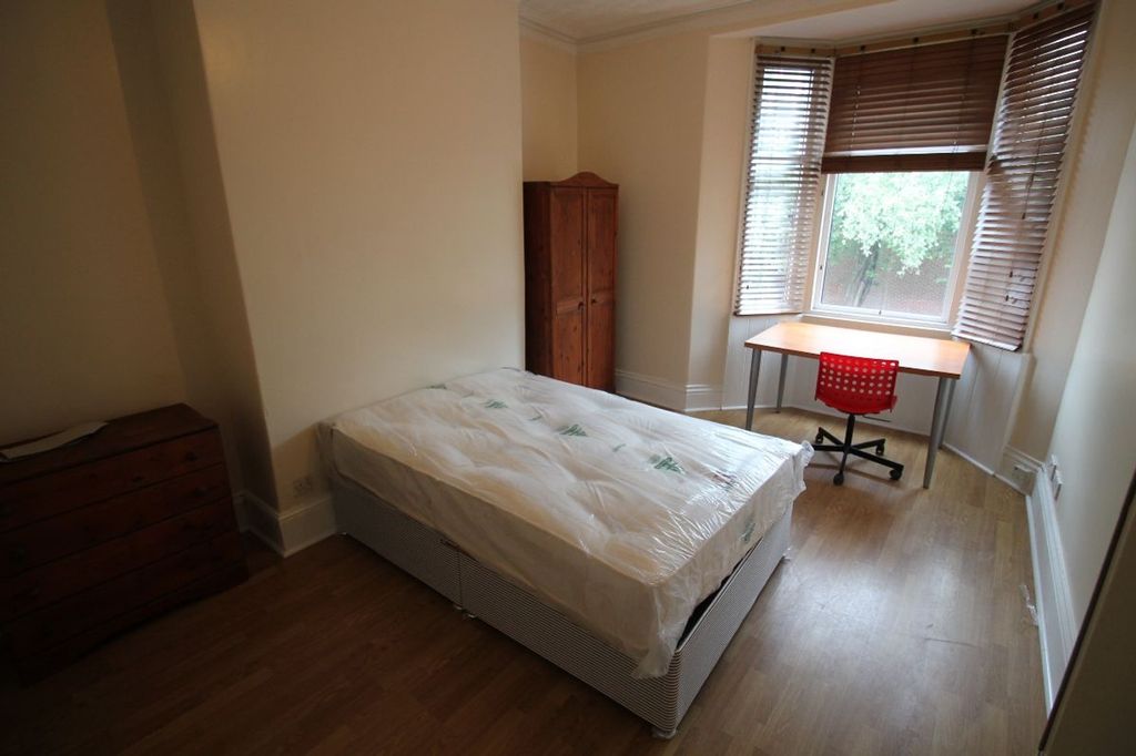 Property photo 1 of 14 Bright And Inviting Double Bedroom Featuring Large...