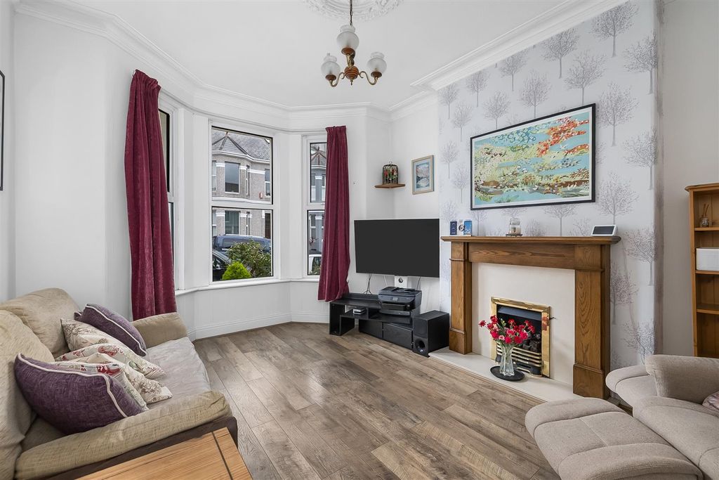 Property photo 2 of 17 Lounge