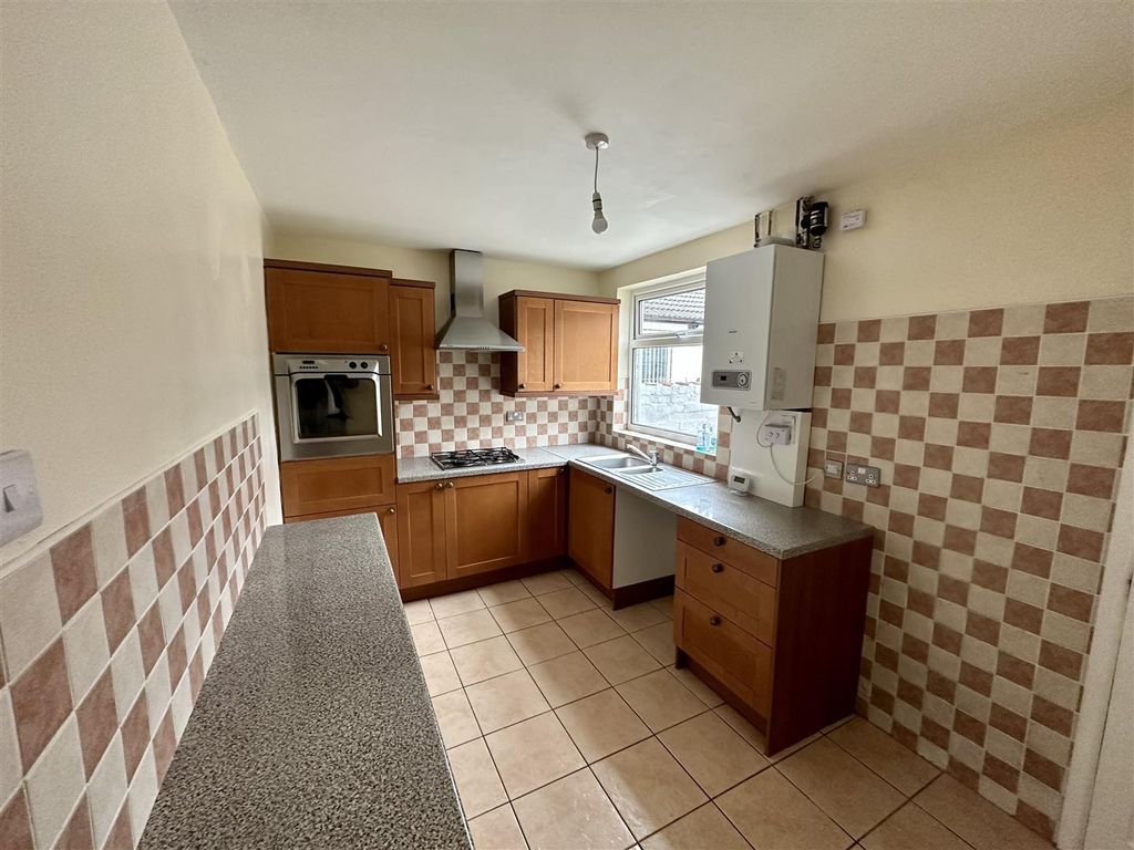 Property photo 3 of 8 Kitchen