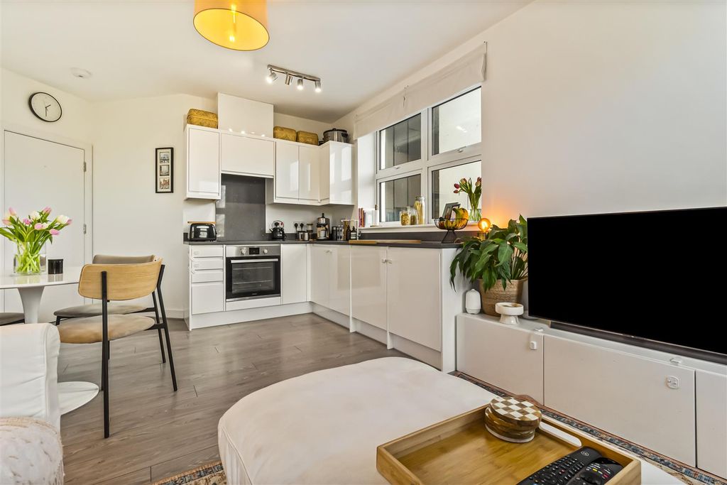 Property photo 2 of 17 28 The Pinnacle-008.Jpg