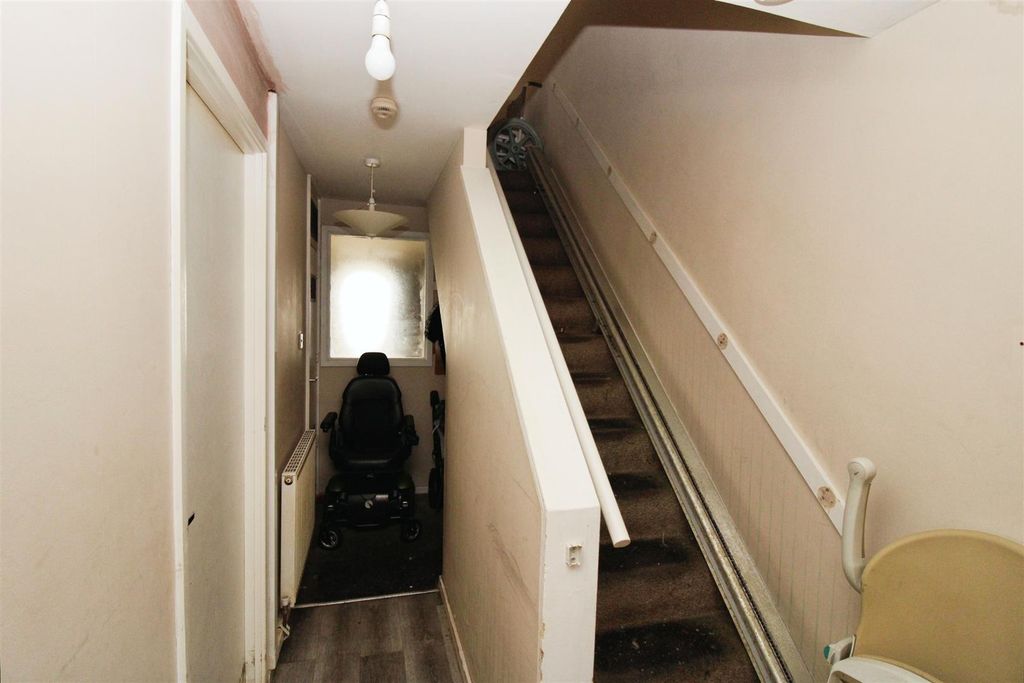Property photo 2 of 16 Entrance Hall