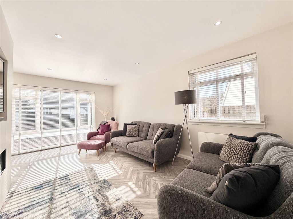 Property photo 2 of 18 Lounge