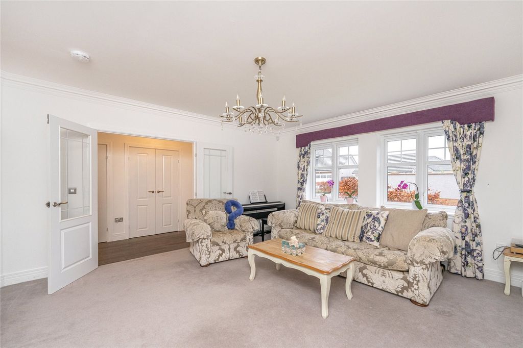 Property photo 3 of 33 Lounge Alt