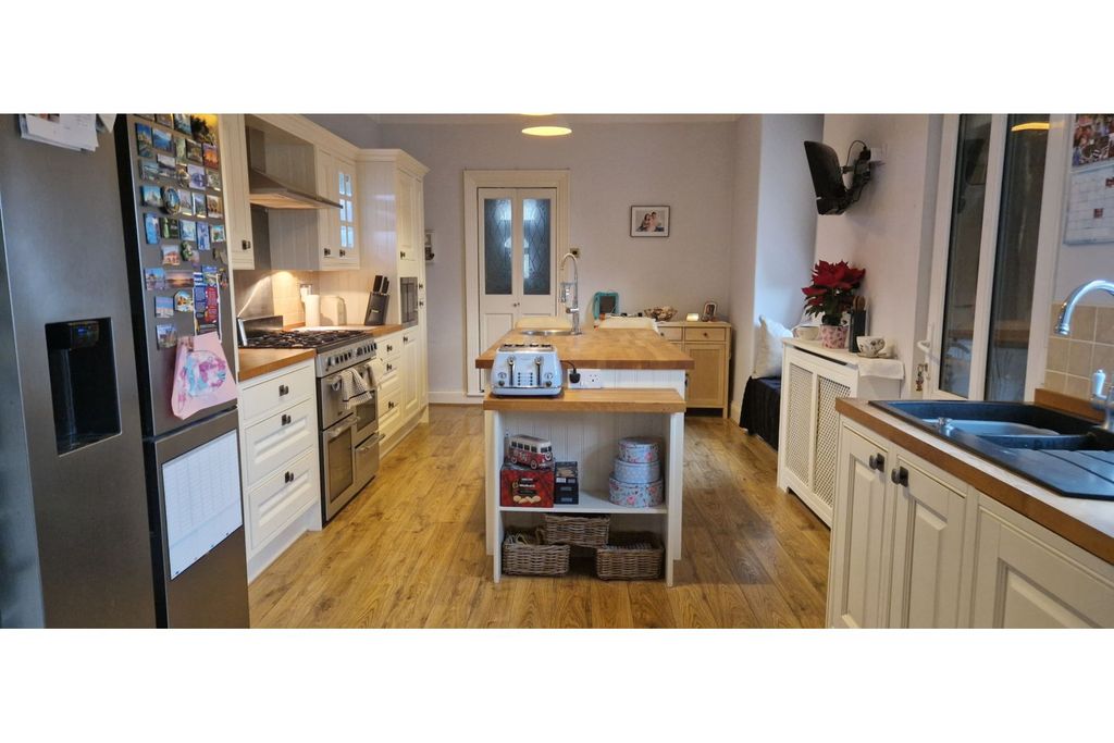 Property photo 1 of 10 Kitchen