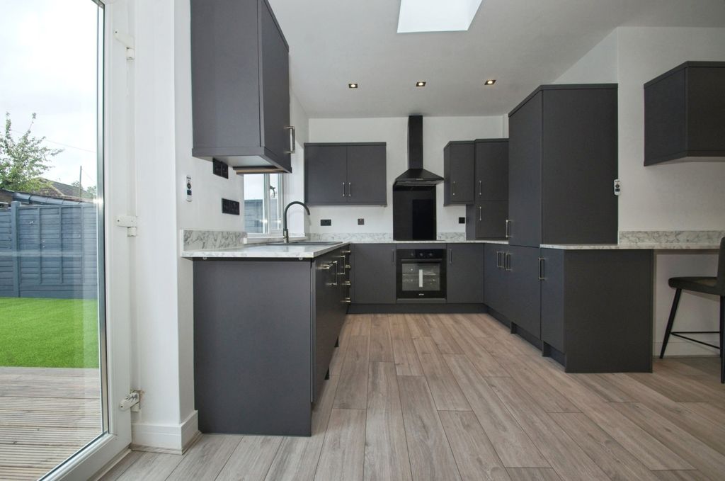 Property photo 3 of 19 Kitchen