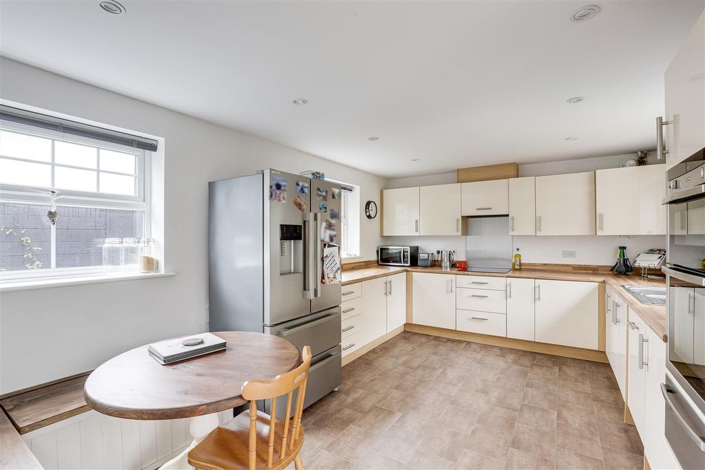 Property photo 3 of 36 7199.Jpg