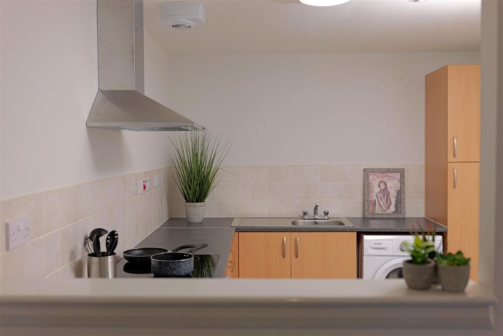 Property photo 3 of 7 Kitchen