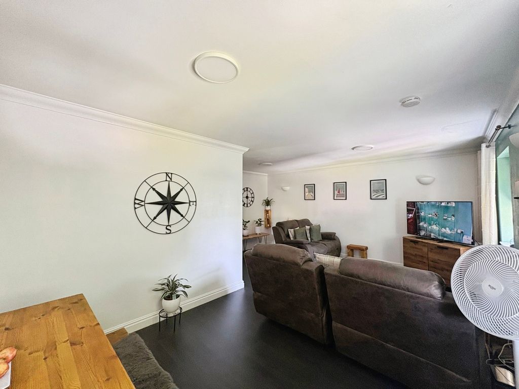Property photo 3 of 16 Lounge / Diner