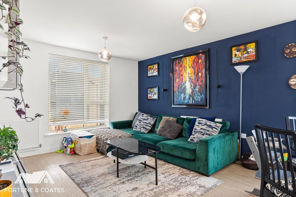 Property photo 2 of 14 Barnfieldway_9.Jpg