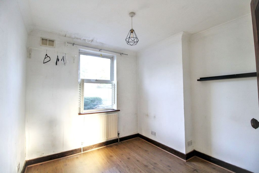 Property photo 3 of 12 12 Wigton Road, Walthamstow, London E17 5Hu