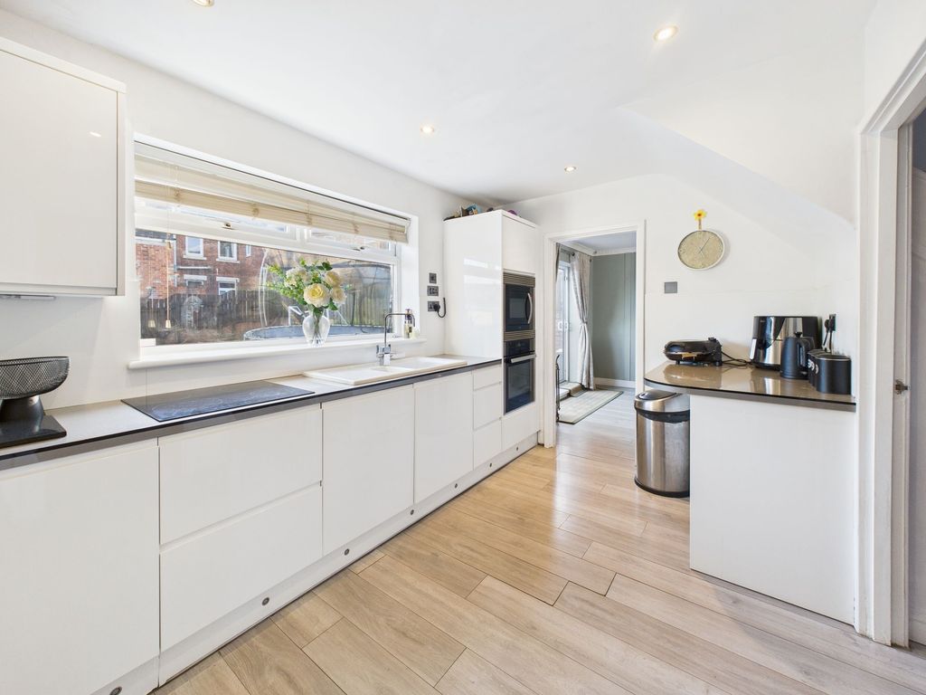 Property photo 3 of 10 Kitchen