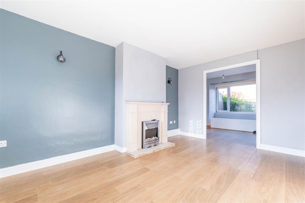 Property photo 2 of 16 Lounge