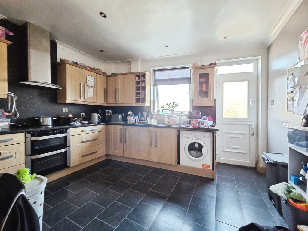 Property photo 3 of 17 39A1E6F6-1000153740