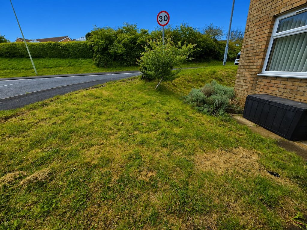 Property photo 2 of 17 Front Garden
