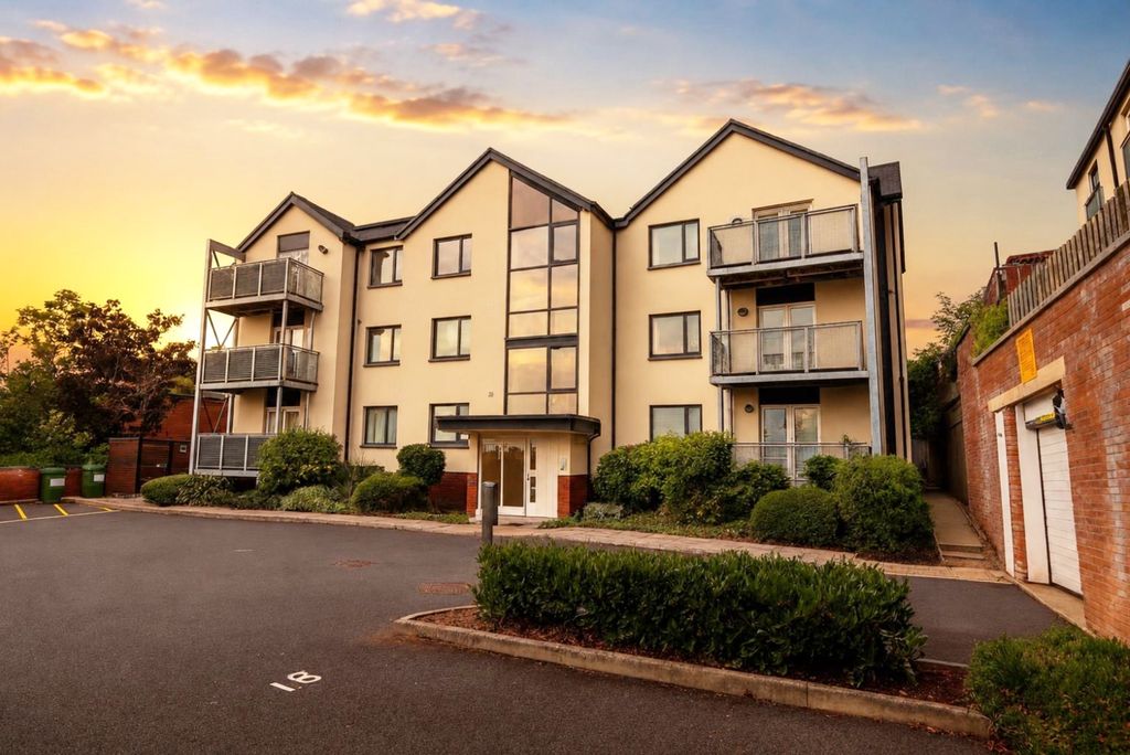 2 bed flat for saleOld Brewery Walk, Brackley, Northamptonshire NN13