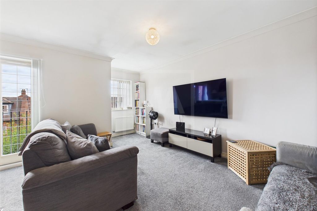 Property photo 2 of 11 Lounge