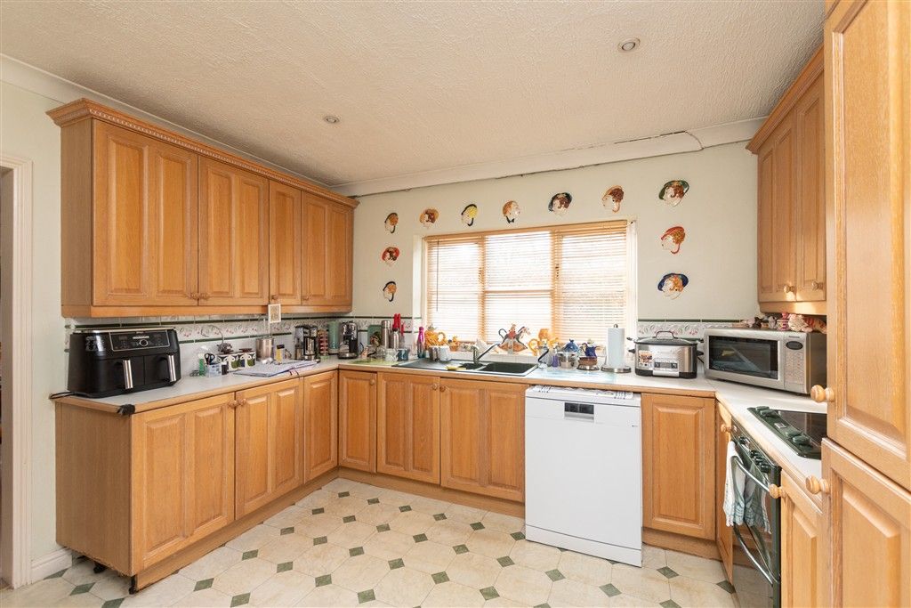 Property photo 2 of 10 Kitchen