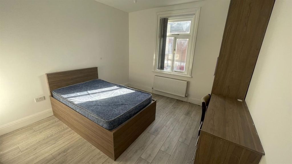 Property photo 2 of 6 A Bright And Well-Maintained Double Bedroom Featur...