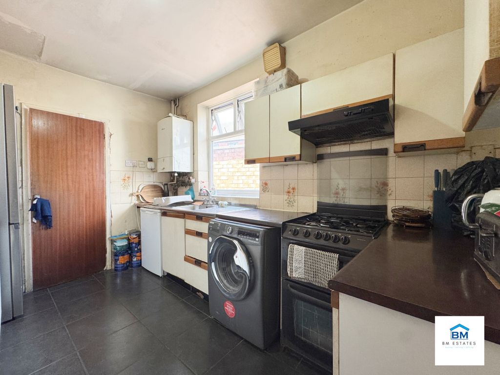 Property photo 3 of 11 Kitchen