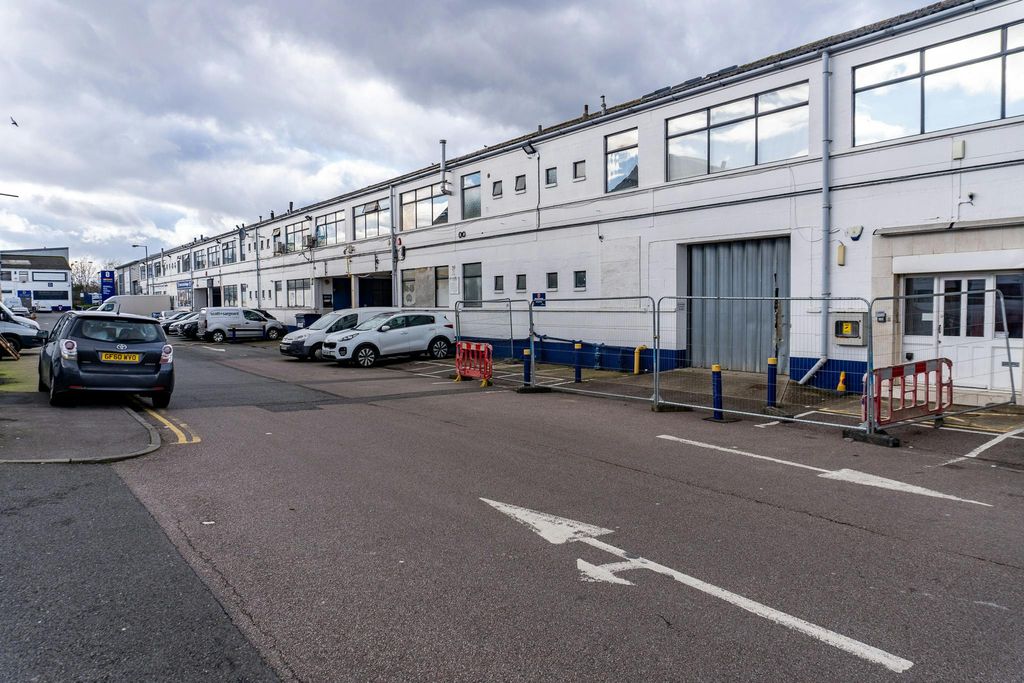 Property photo 3 of 70 Bounds_Grn_Grndext20190501_02.Jpg