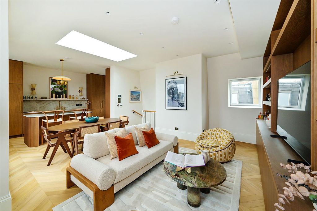 Property photo 3 of 15 3-11-Ifield-Road (13).Jpg