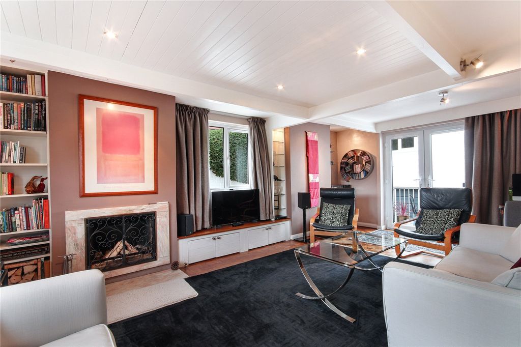 Property photo 3 of 14 Sitting Room