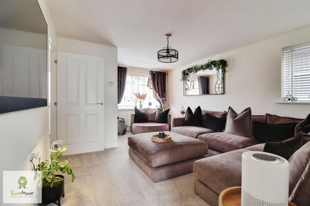 Property photo 3 of 20 Livingroom