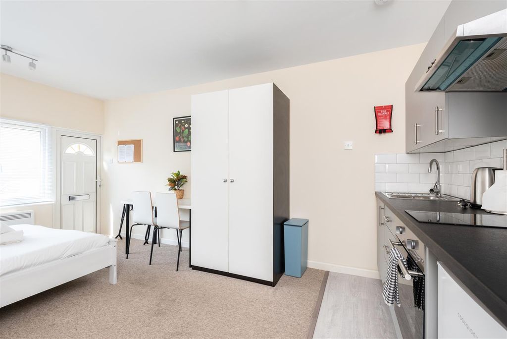 Property photo 3 of 13 2 St James’S Street, Bath BA1 2Pt-4.Jpg