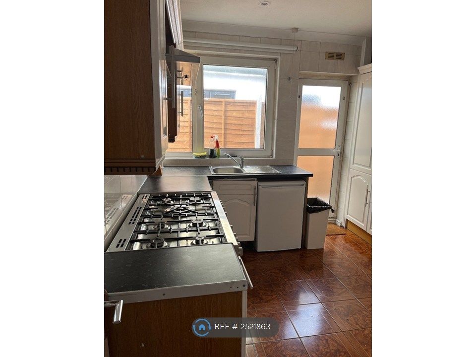 Property photo 3 of 9 Large Airy Kitchen