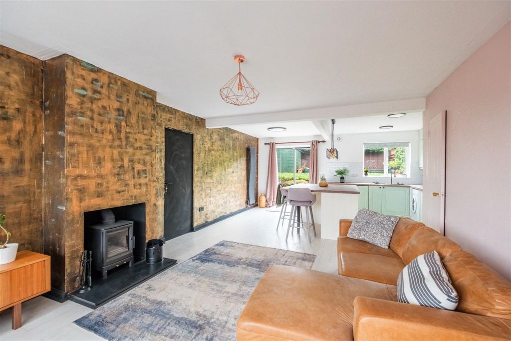 Property photo 2 of 21 Pinewood Walk-4.Jpg