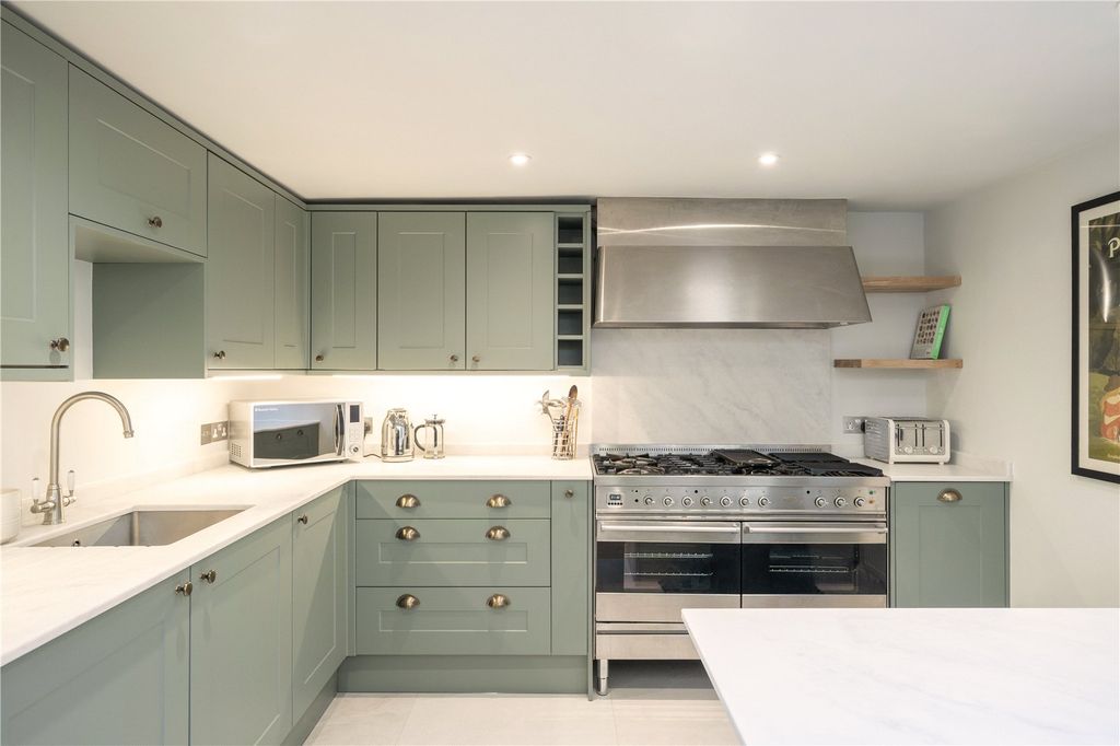 Property photo 2 of 9 Kitchen