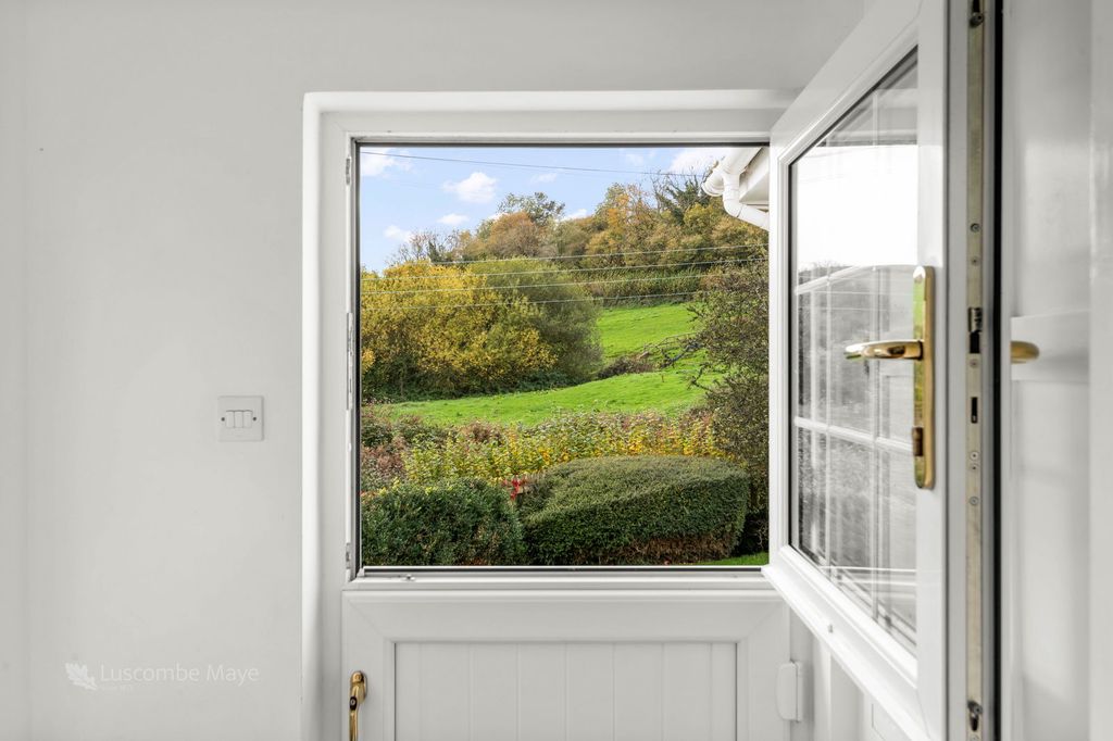 Property photo 2 of 27