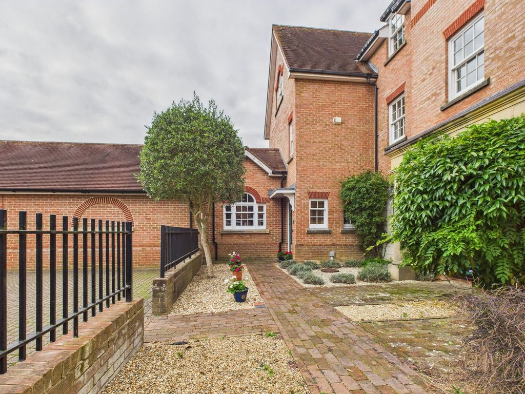 Property photo 2 of 28