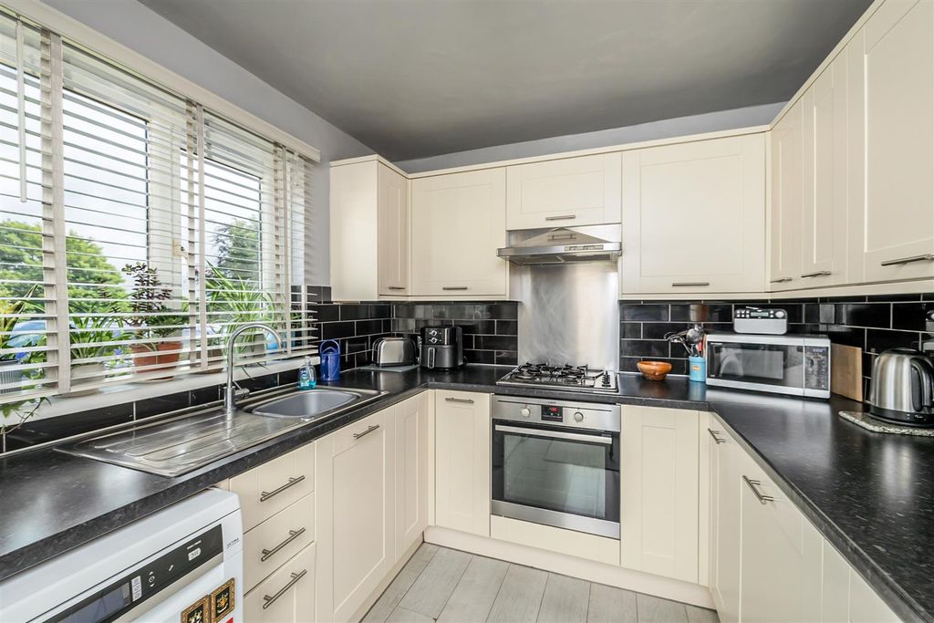 Property photo 3 of 18 Kitchen
