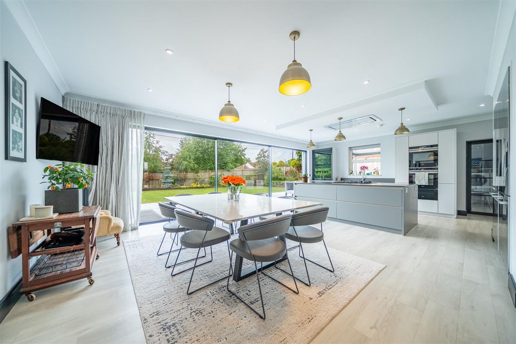 Property photo 2 of 27