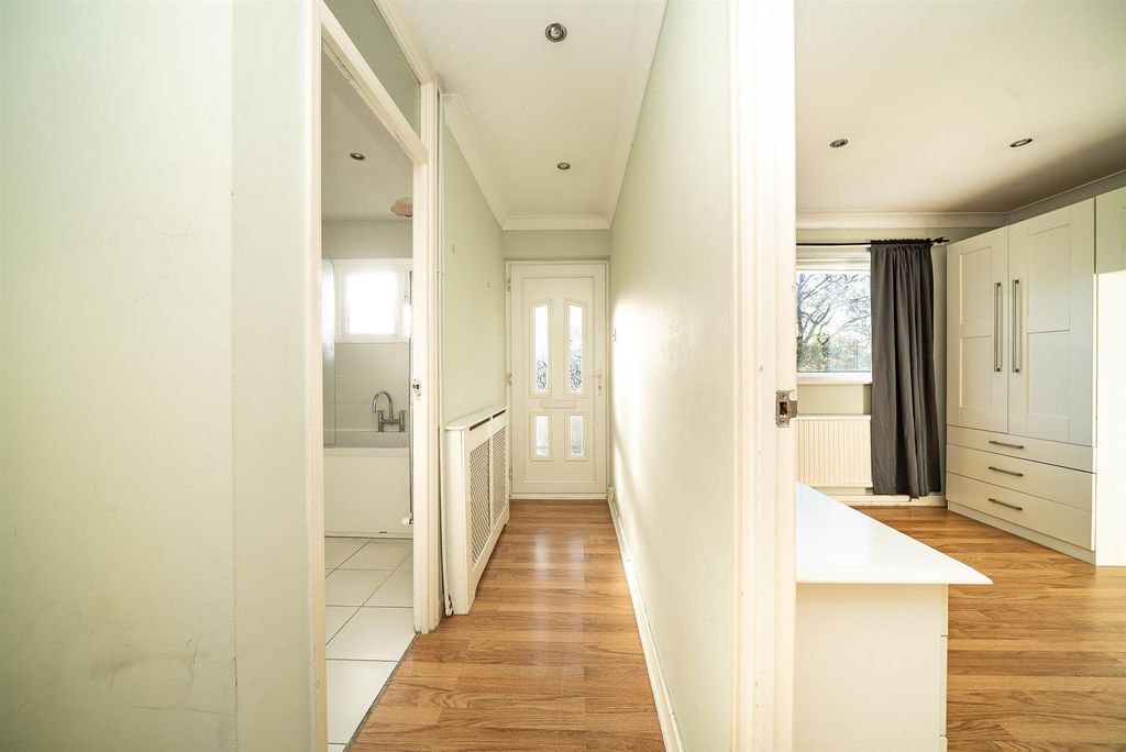 Property photo 3 of 16 Hallway.Jpg