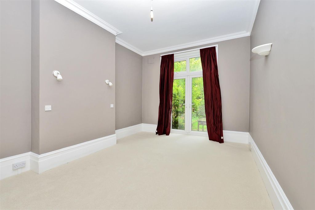Property photo 3 of 6 Bedroom.Jpg