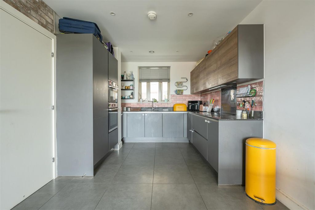 Property photo 2 of 26 White Post Lane, E9