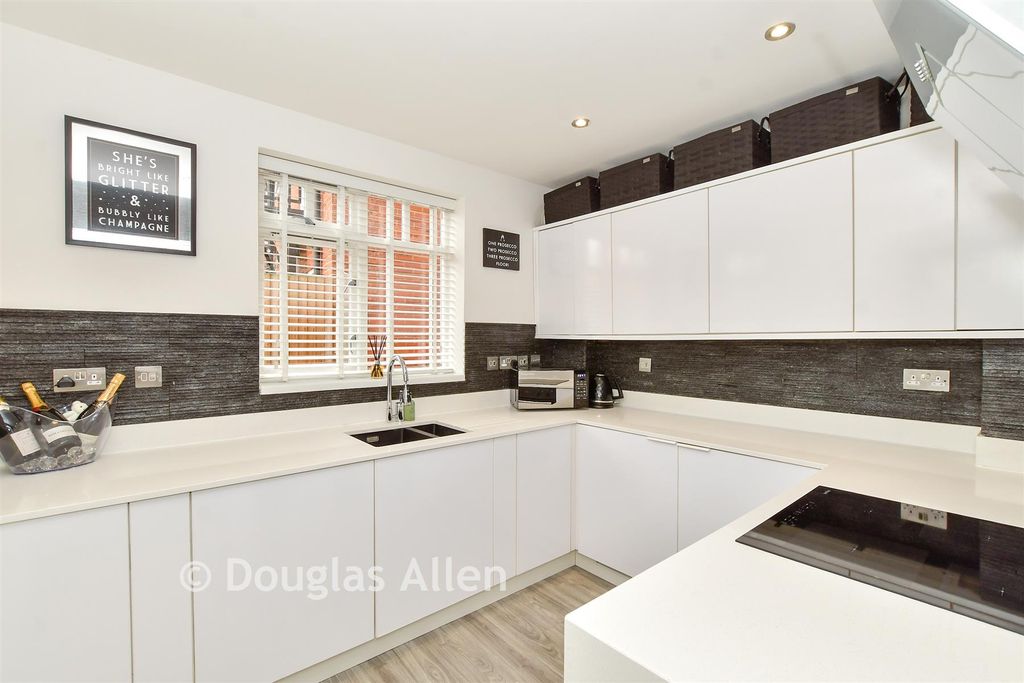 Property photo 3 of 15 Kitchen