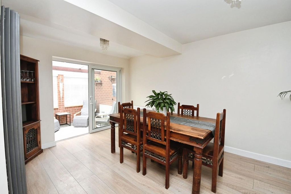 Property photo 3 of 20 Dining Area