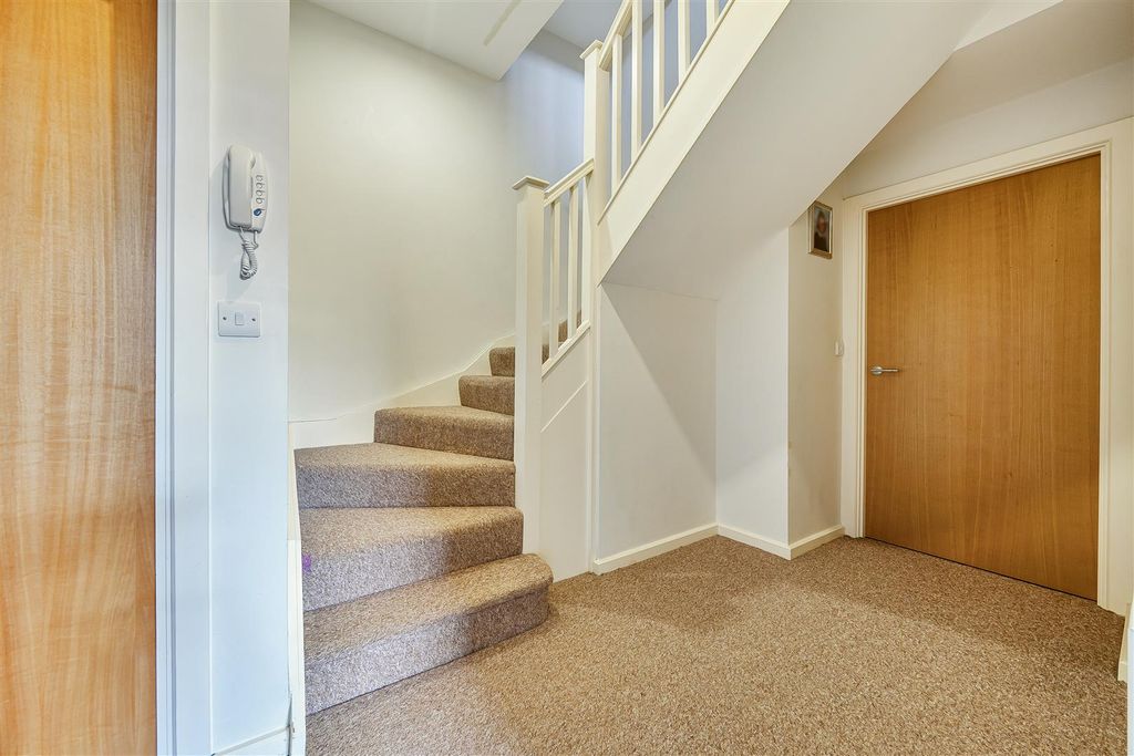 Property photo 2 of 14 Hallway